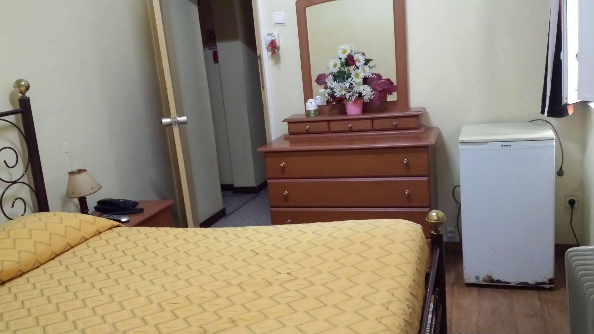 מלון ליסבון Pensao Residencial Flor Dos Cavaleiros מראה חיצוני תמונה